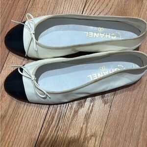 CHANEL Two-Tone Leather Ballet Flats in White and Black